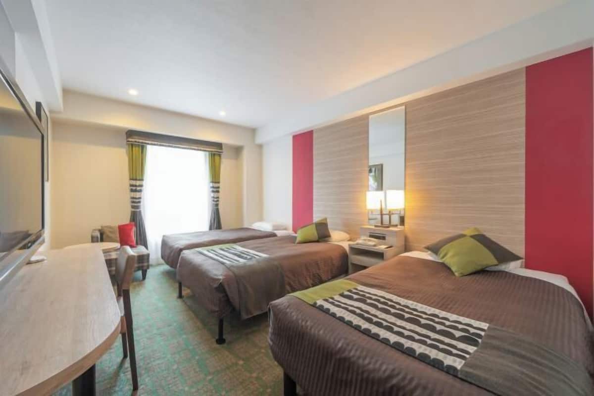 1 bedroom, premium bedding, down comforters, desk
