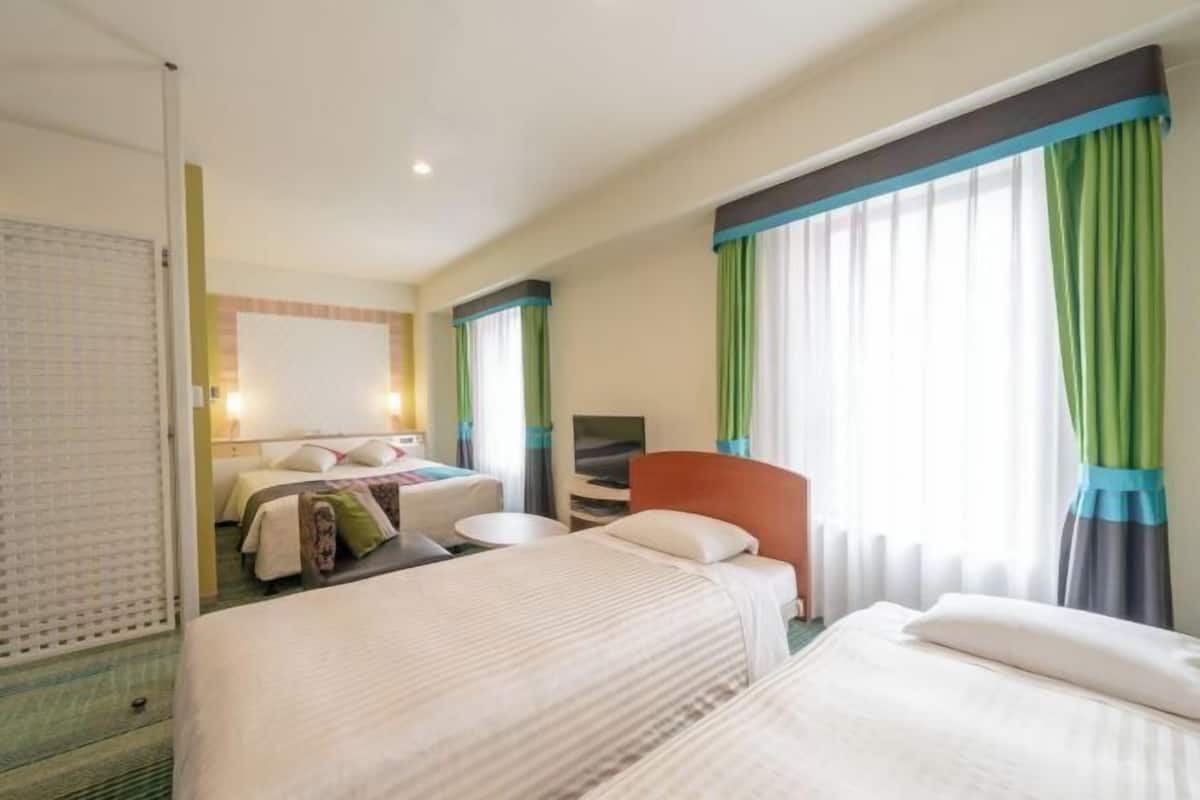 1 bedroom, premium bedding, down comforters, desk