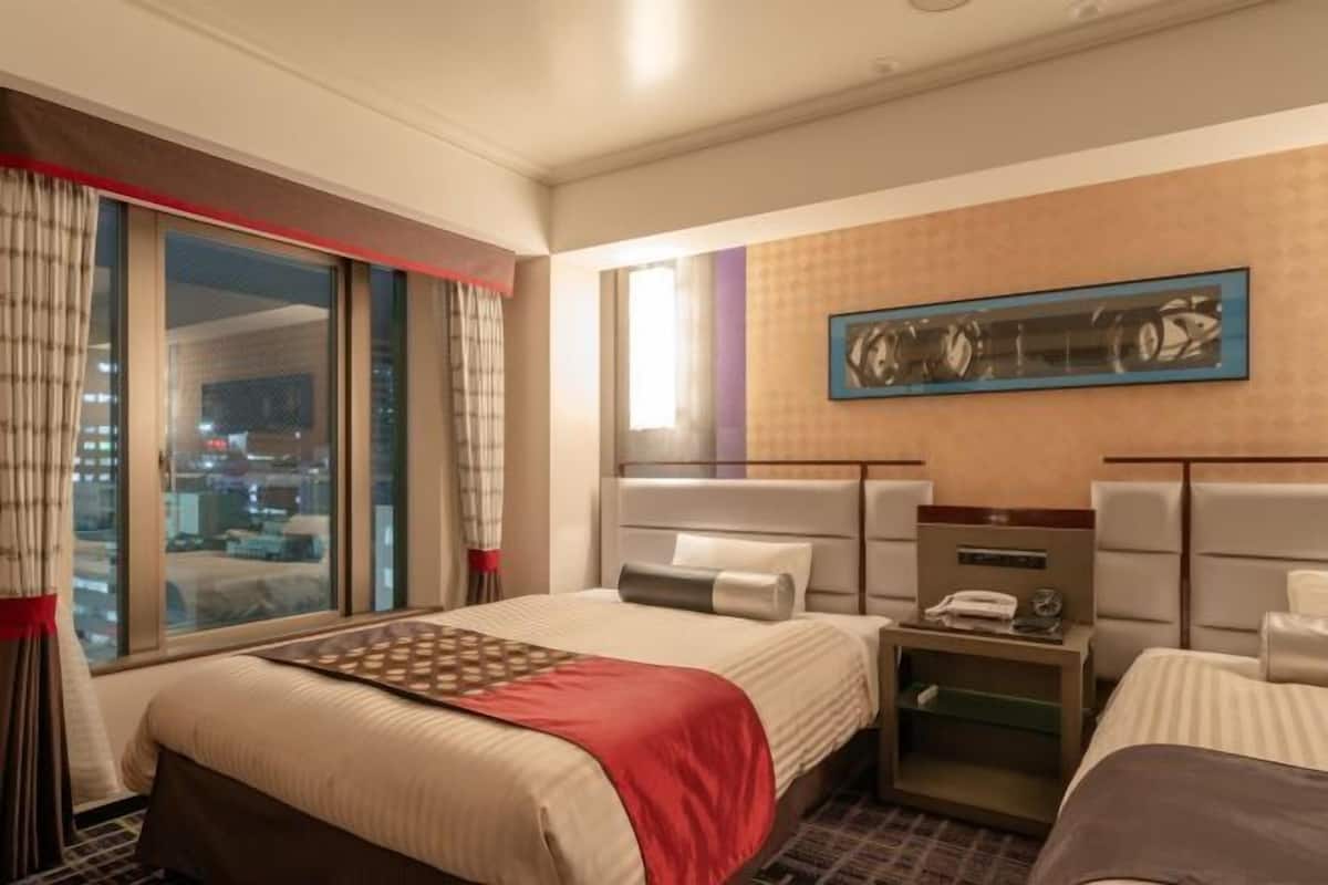 1 bedroom, premium bedding, down comforters, desk
