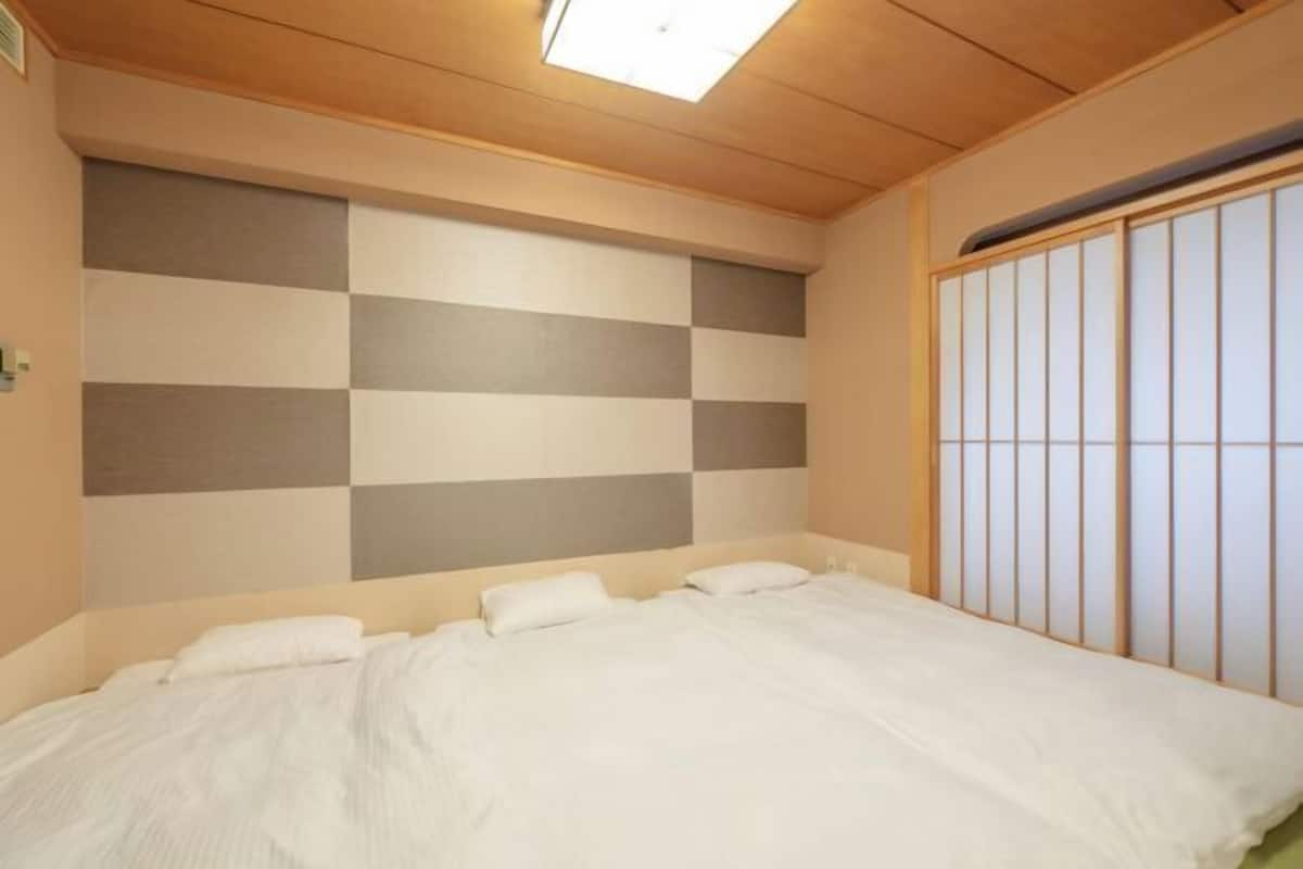 1 bedroom, premium bedding, down comforters, desk