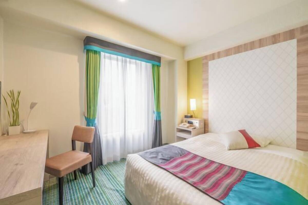 1 bedroom, premium bedding, down comforters, desk