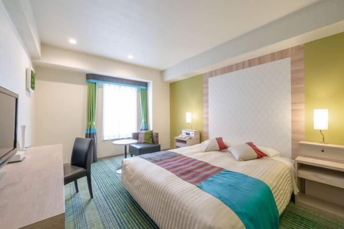 1 bedroom, premium bedding, down comforters, desk