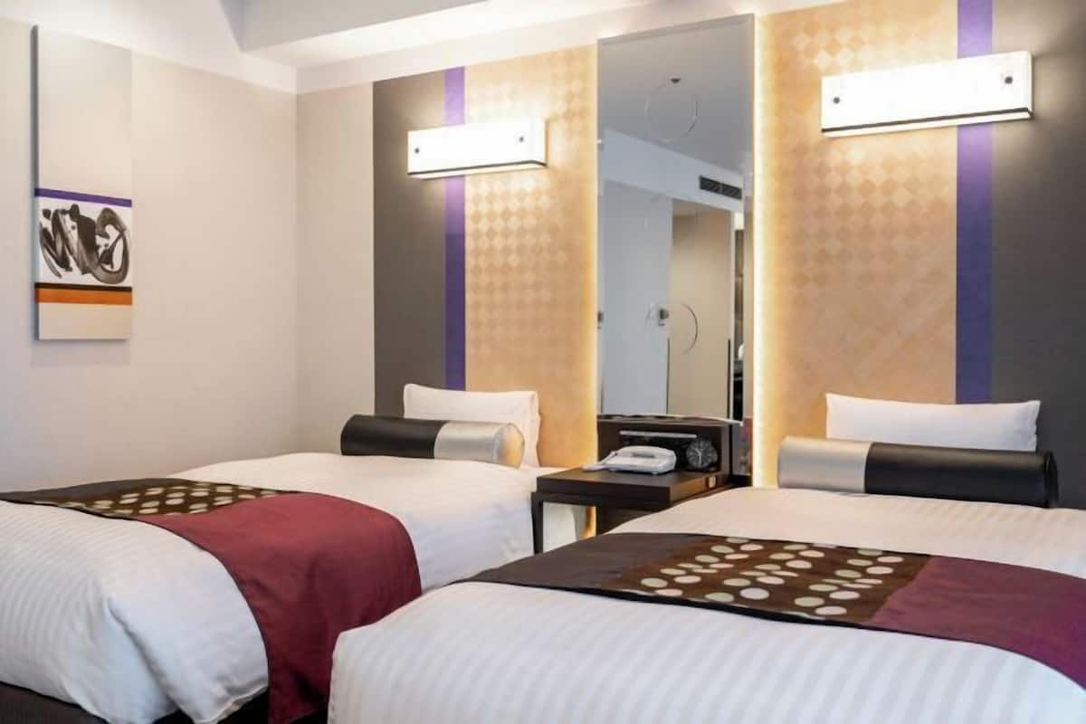 1 bedroom, premium bedding, down comforters, desk