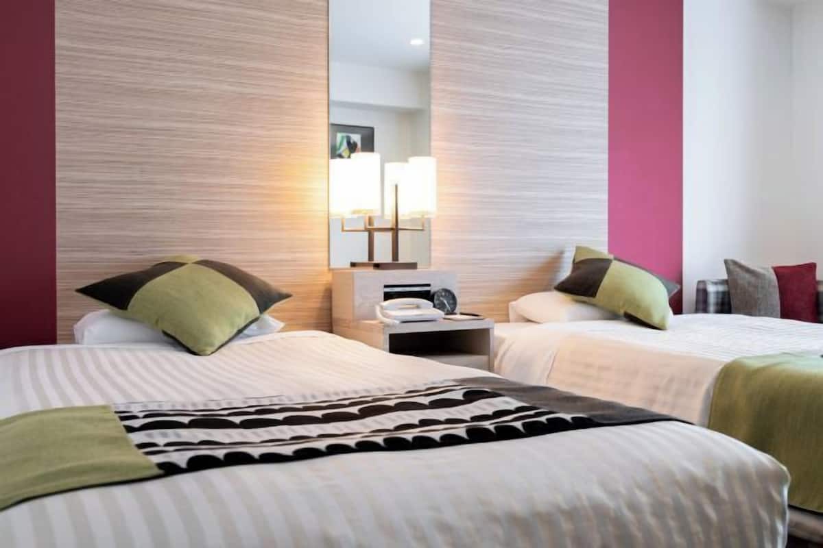 1 bedroom, premium bedding, down comforters, desk