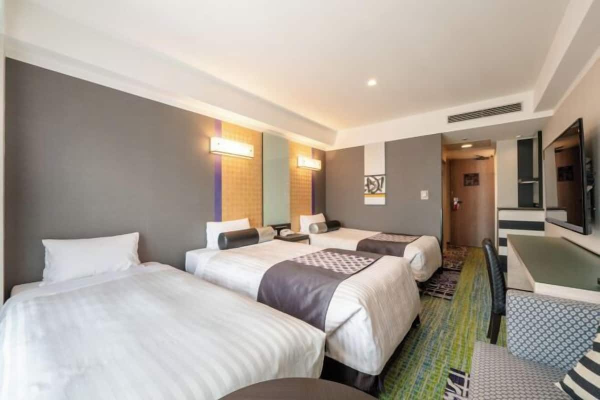 1 bedroom, premium bedding, down comforters, desk