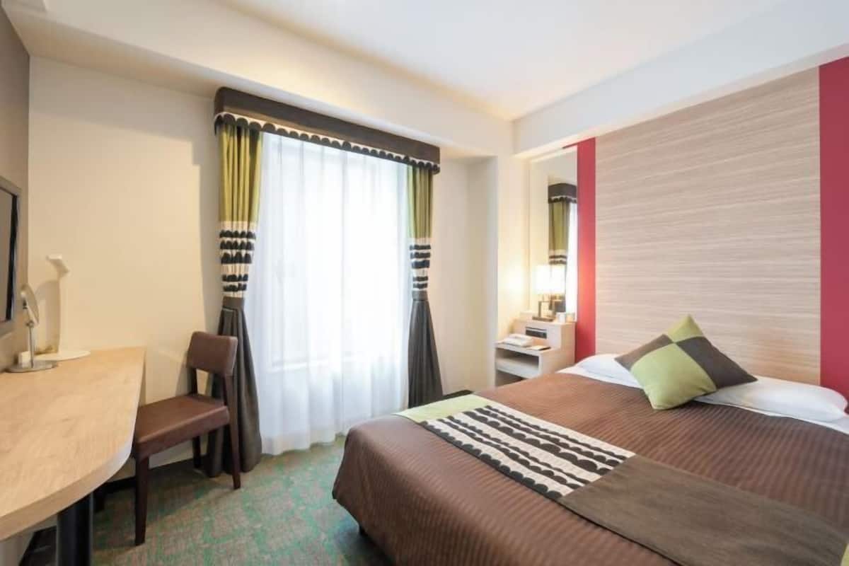 1 bedroom, premium bedding, down comforters, desk