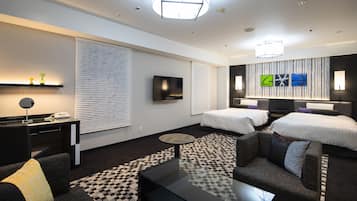 Habitación cuádruple Deluxe, para no fumadores | Área de sala de estar | Televisión LCD y películas con cargo