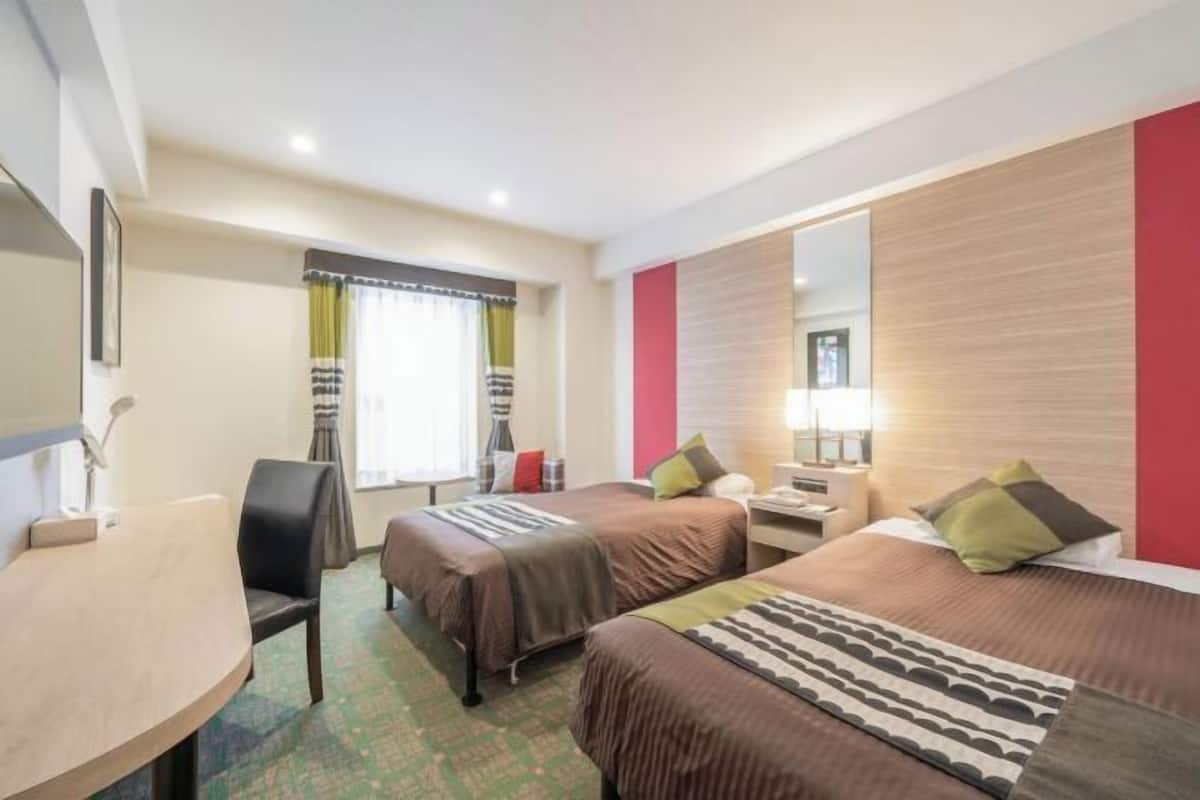 1 bedroom, premium bedding, down comforters, desk