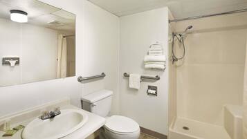 Ensemble douche/baignoire, articles de toilette gratuits, sĂšche-cheveux