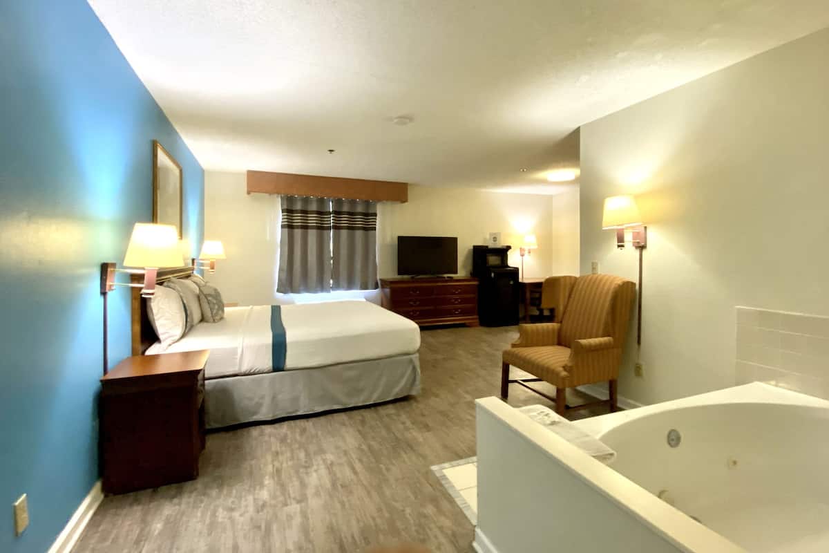 Suite, 1 King Bed, Non Smoking, Hot Tub | Iron/ironing board, rollaway beds, free WiFi