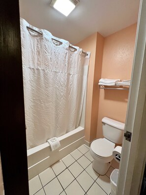 Standard Room, 1 King Bed, Non Smoking | Bathroom | Shower, towels