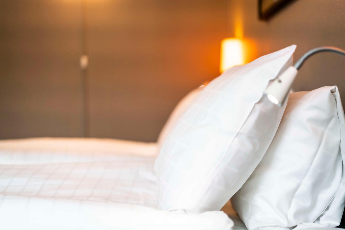 In-room safe, WiFi (free), bed sheets