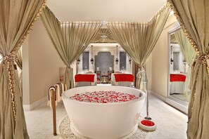 Espace de soins pour les couples, sauna, bain à remous, hammam