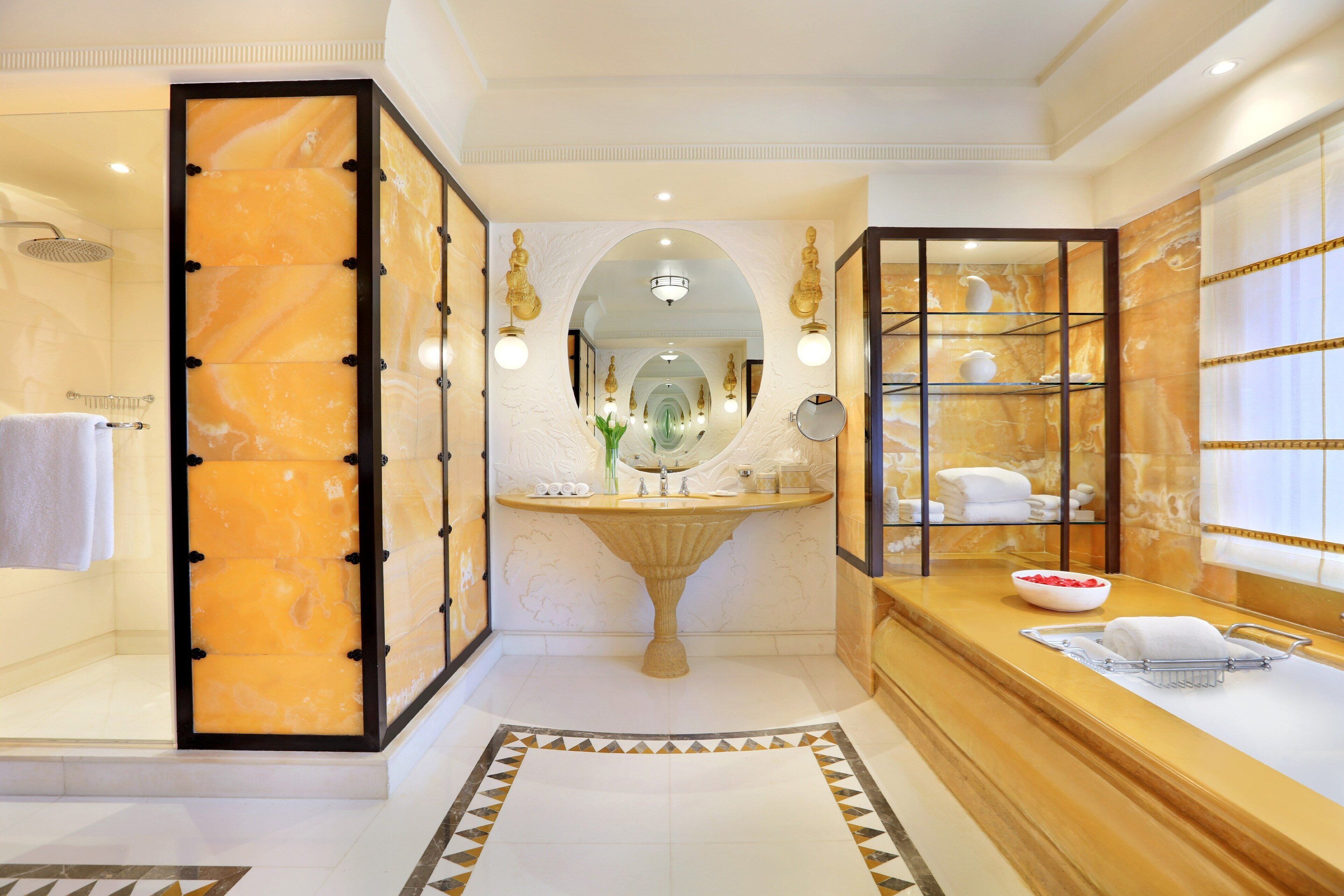 separate bathtub and shower, hydromassage showerhead, free toiletries