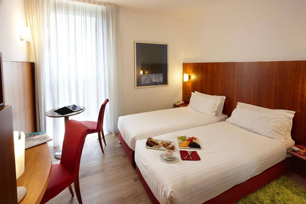 Standard Room | Premium bedding, down comforters, in-room safe, desk