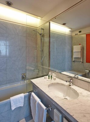 Baño | Tina profunda, regadera tipo lluvia, amenidades de baño gratuitas 