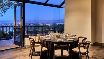 Serviço de jantar, culinária latinoamericana, vistas para a piscina