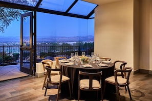 Abendessen, Brunch, lateinamerikanische Küche, Blick auf den Pool