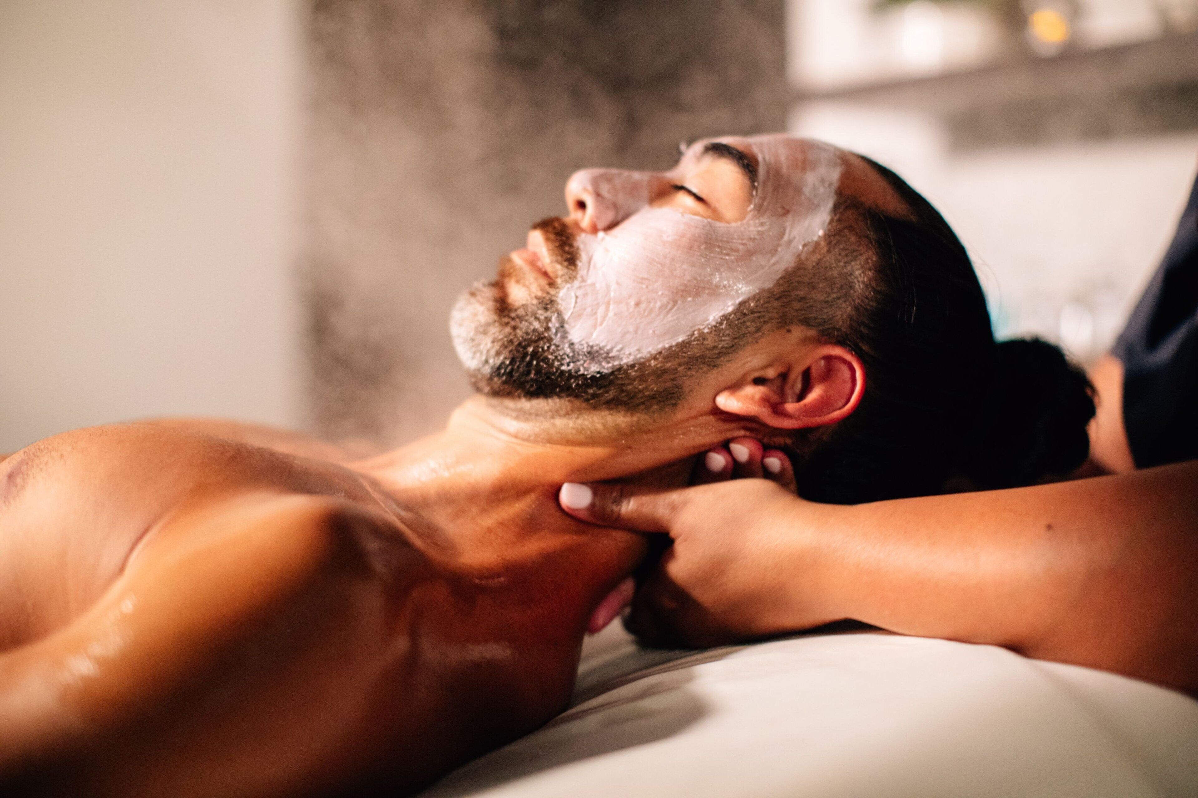Une personne qui reçoit un soin du visage.