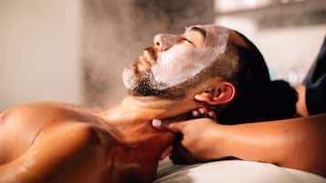Une personne qui reçoit un soin du visage.