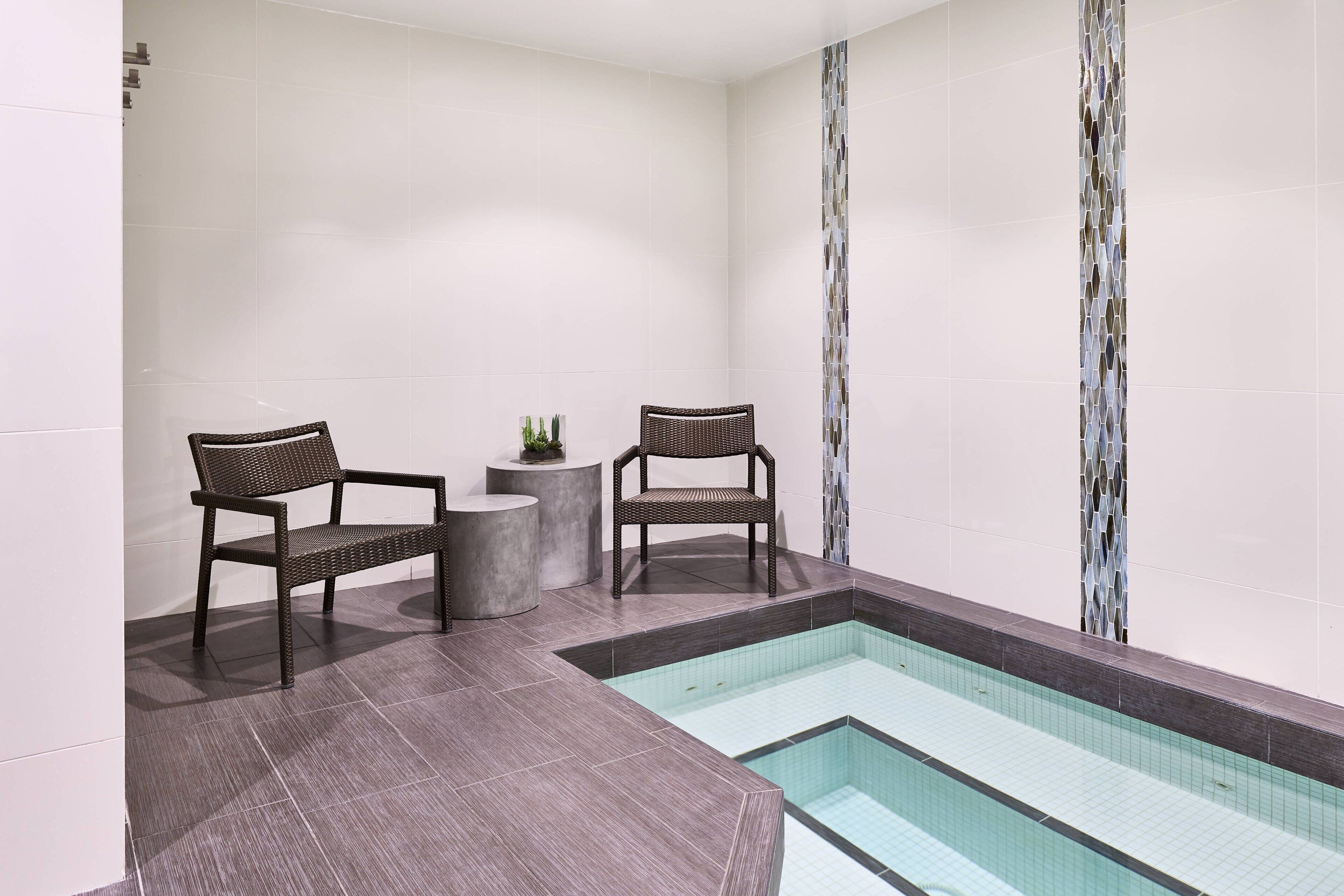 2 utendørsbassenger, bassengparasoller og solsenger