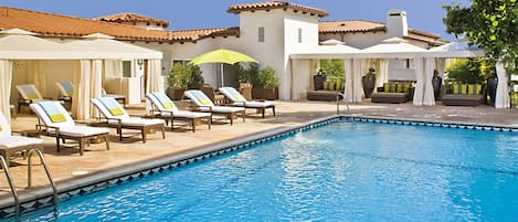 2 outdoor pools, pool loungers