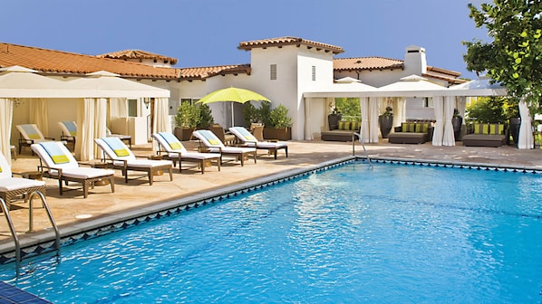 2 outdoor pools, pool loungers