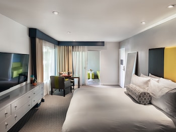 Studio King Suite | Frette Italian sheets, premium bedding, down comforters, pillowtop beds at Sunset Marquis
