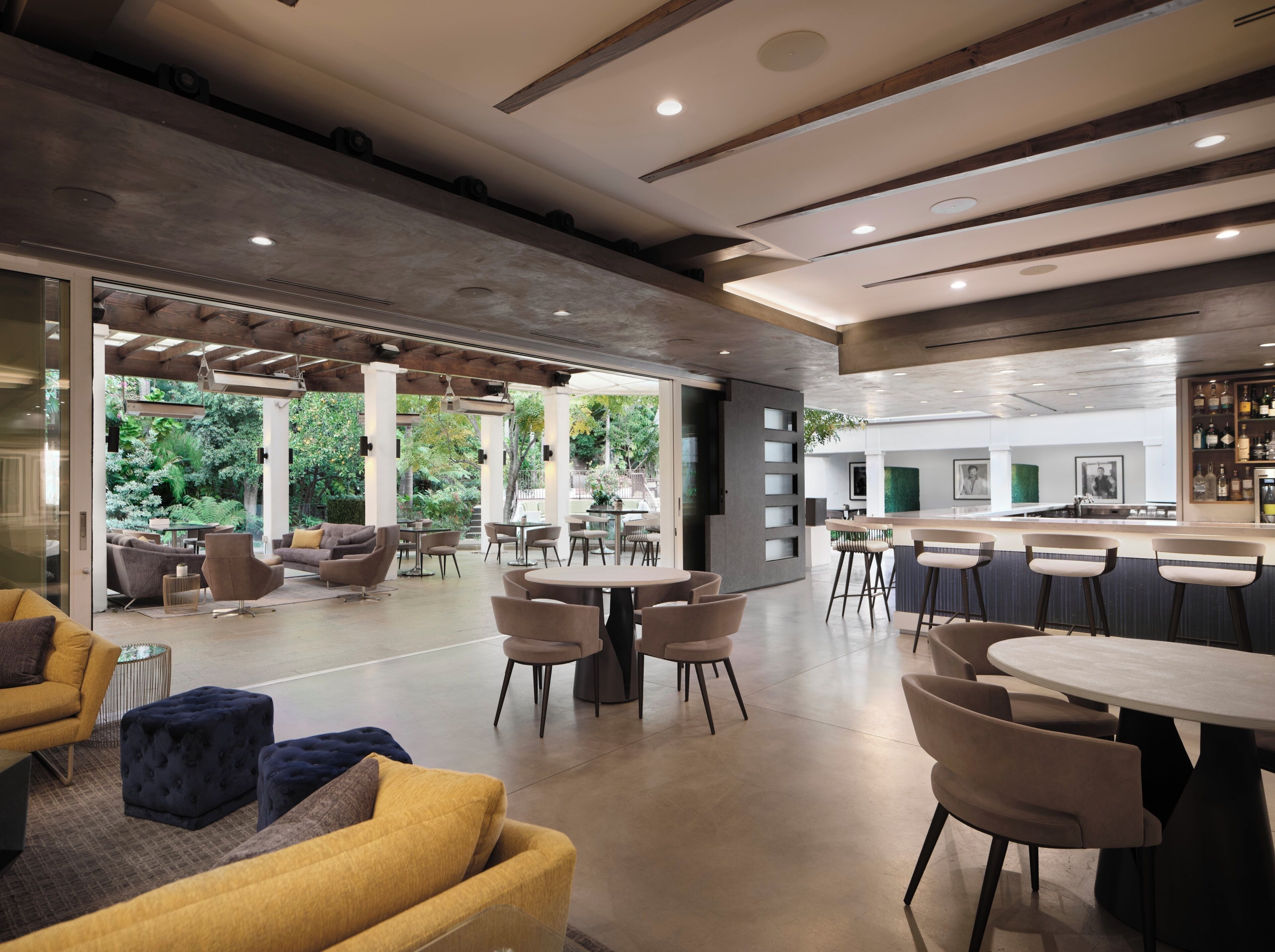 Een modern interieur met een bar, zitgedeelte en uitzicht op het omliggende landschap.