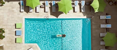 2 piscines extérieures