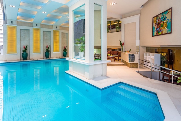 Piscine couverte, chaises longues
