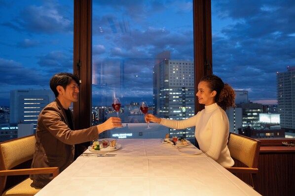 Hi ha 5 restaurants i s'hi serveixen esmorzars; plats de cuina italiana 
