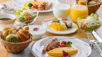 Daily buffet breakfast (JPY 2900 per person)