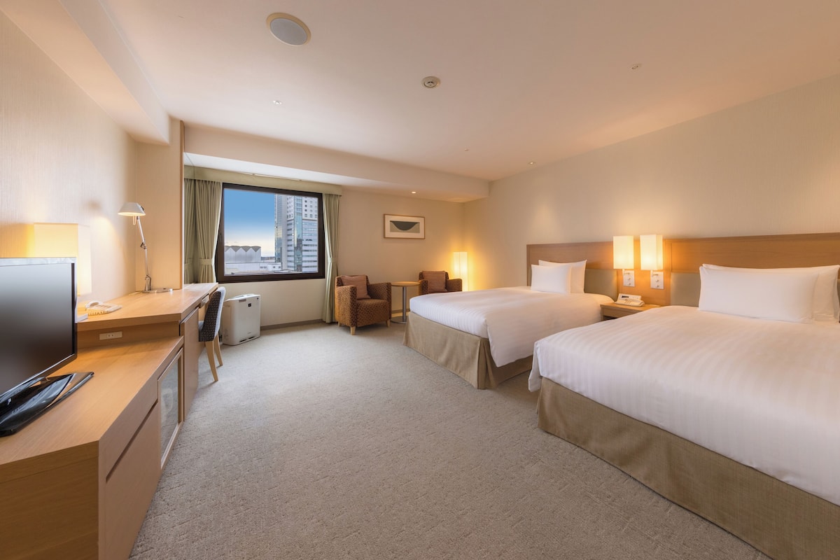 Minibar, in-room safe, desk, blackout curtains