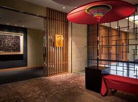 5 间餐厅，供应早餐、午餐和晚餐，意大利菜