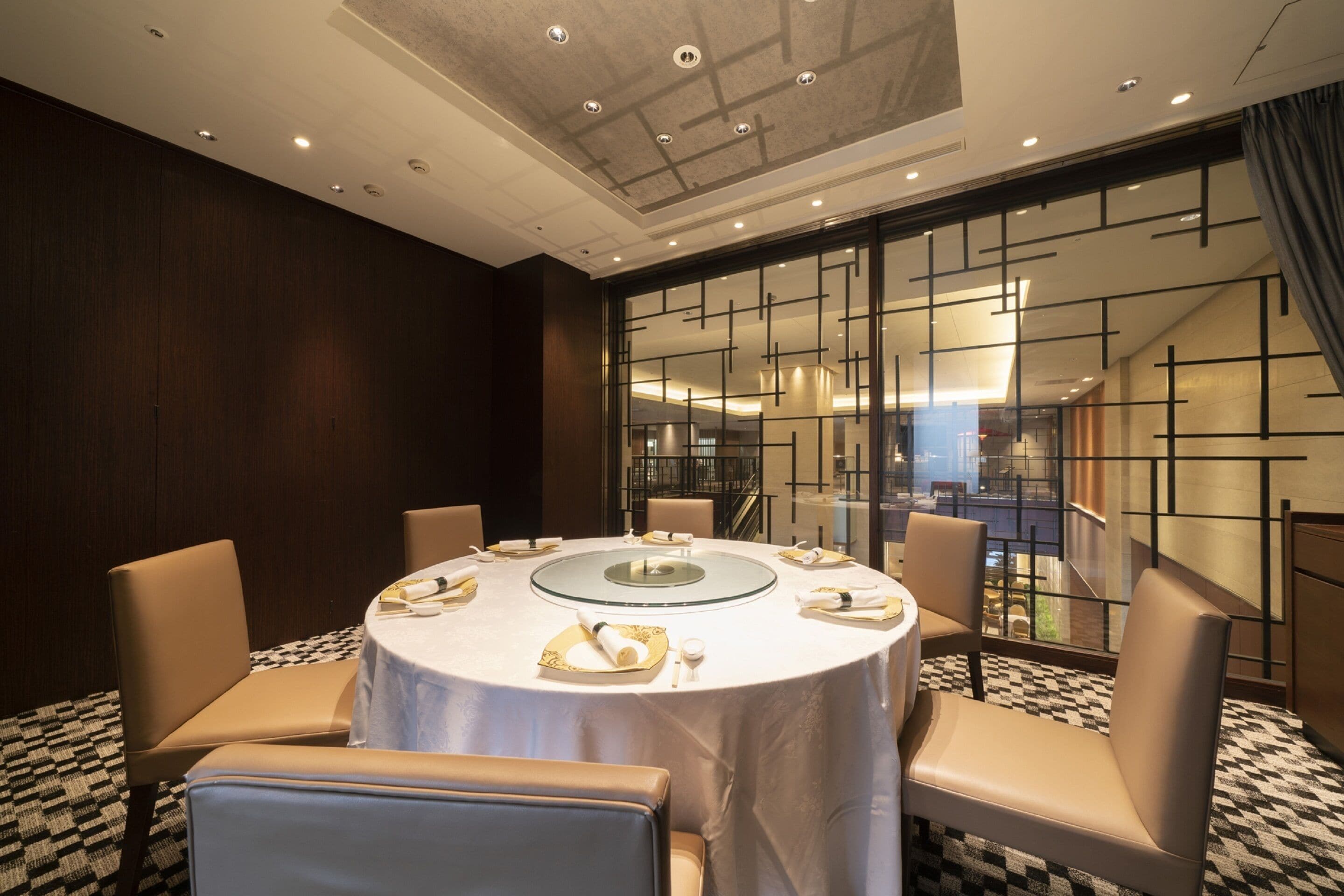 5 restaurants, breakfast, lunch, dinner served; italian cuisine