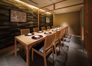 5 restaurants, breakfast, lunch, dinner served; Italian cuisine 
