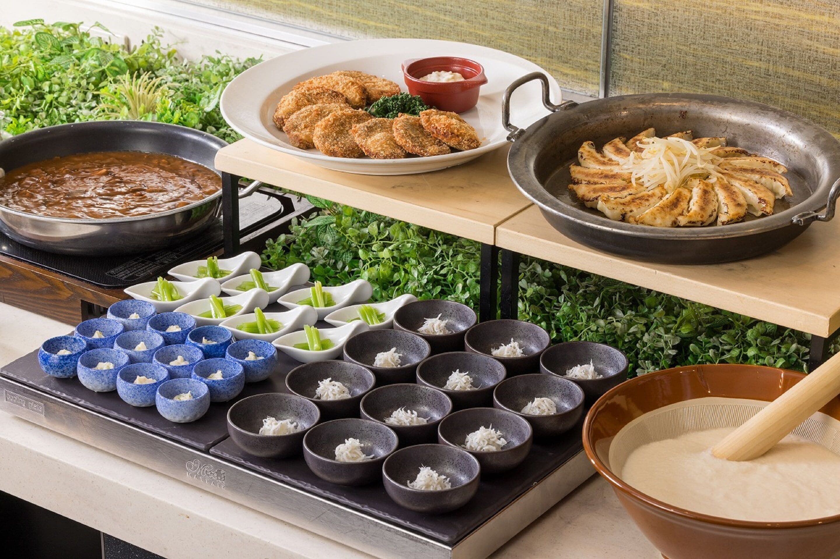 Uma bancada de cozinha com diversos alimentos e utensílios de cozinha.