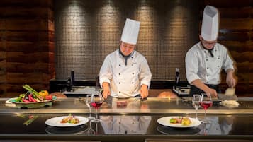 5 restaurants; breakfast, lunch and dinner served