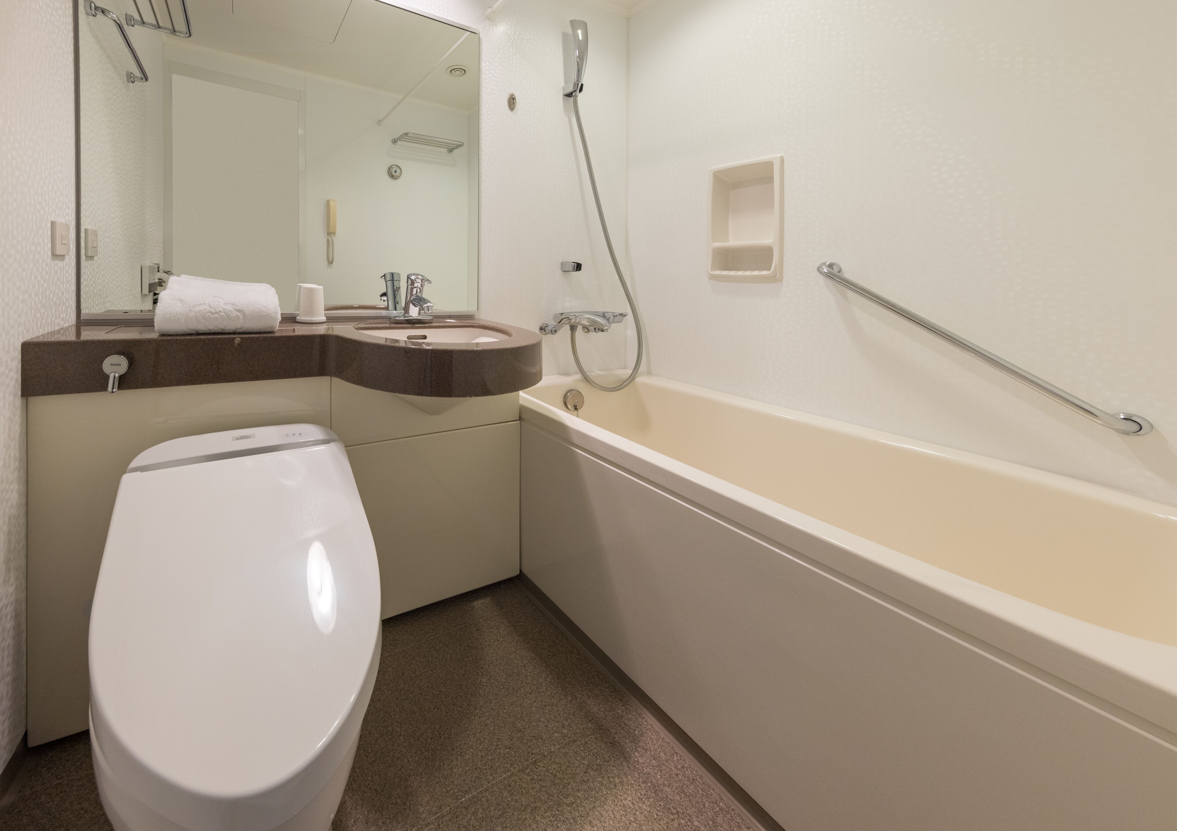 Une salle de bain avec des toilettes, un lavabo et une baignoire.