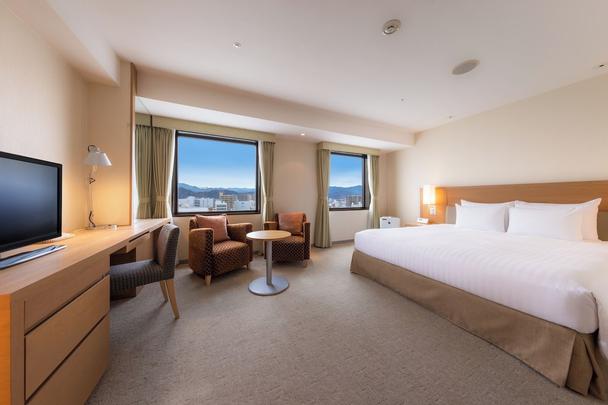 Superior Double Room, Non Smoking | Minibar, in-room safe, desk, blackout curtains