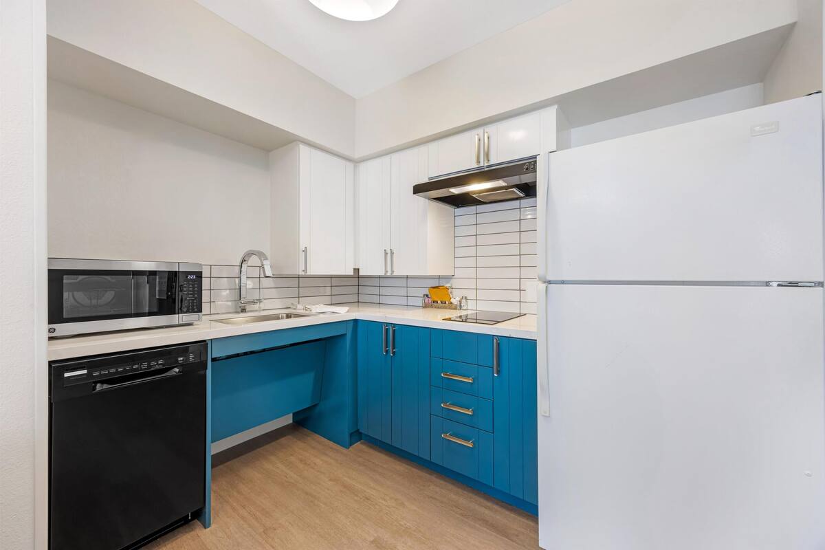 Room, 1 King Bed with Sofa bed, Accessible (Tub) | Private kitchenette | Coffee/tea maker, fridge, microwave, stovetop