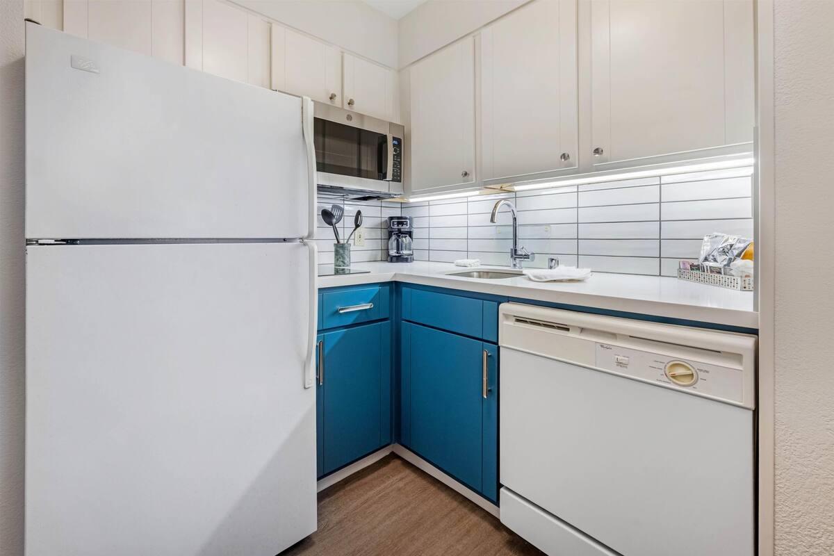 Studio Suite, 1 Queen Bed, Accessible (Mobility Tub) | Private kitchenette | Coffee/tea maker, fridge, microwave, stovetop