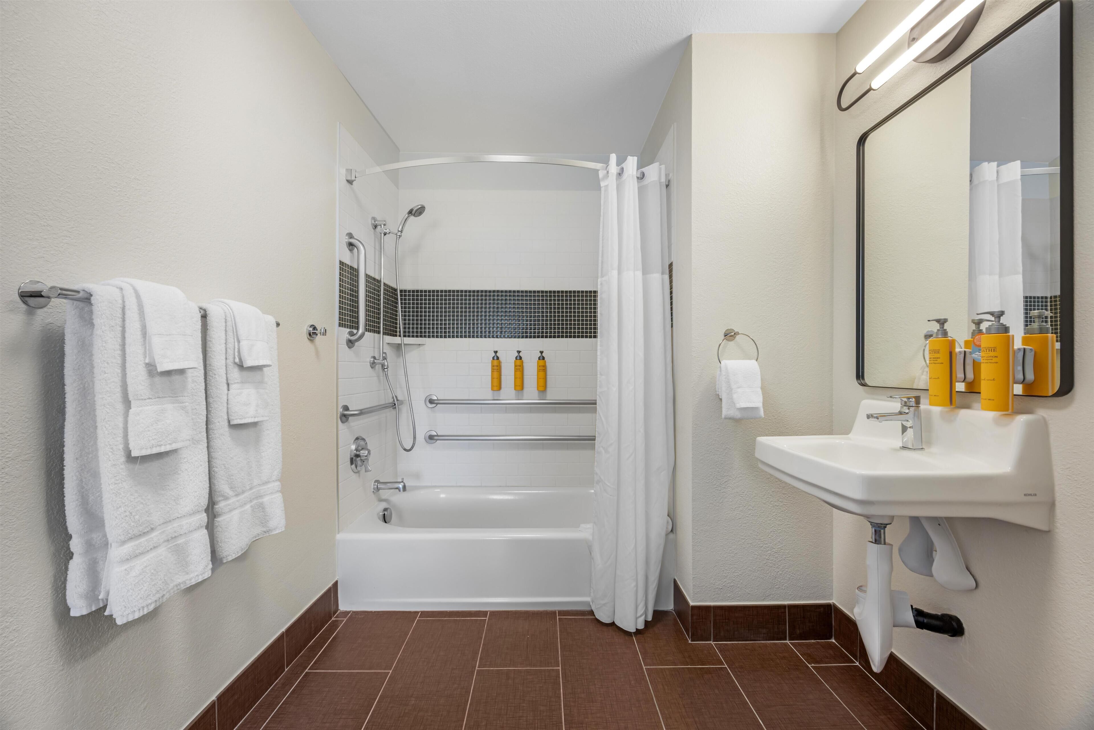Studio, 2 Double Beds, Accessible (Tub) | Bathroom | Combined shower/tub, free toiletries, hair dryer, towels