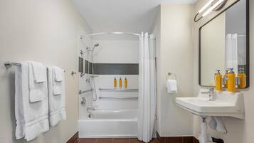 Studio, 2 Double Beds, Accessible (Tub) | Bathroom | Combined shower/tub, free toiletries, hair dryer, towels
