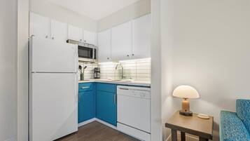Cafetera/tetera, refrigerador, microondas, placa de cocina