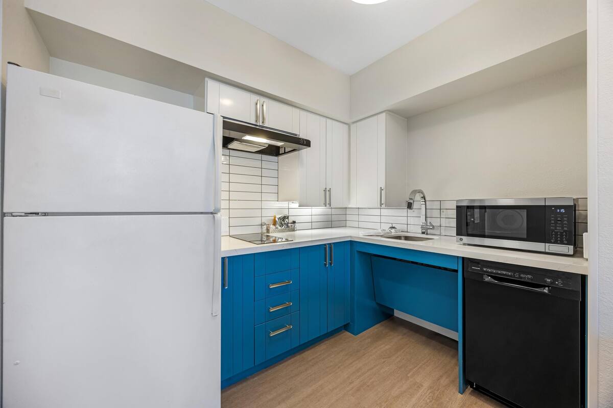 Studio, 2 Double Beds, Accessible (Tub) | Private kitchenette | Coffee/tea maker, fridge, microwave, stovetop