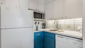Suíte, 1 cama King (One Bedroom) | Cozinha americana privada | Cafeteira/chaleira, geladeira, micro-ondas, cooktop
