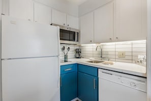 Suite, 1 King Bed (One Bedroom) | Private kitchenette | Coffee/tea maker, fridge, microwave, stovetop - Sonesta ES Suites Portland Vancouver 41st Street (Vancouver)