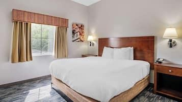 Suite, 1 kingsize-seng, ikke-røyk | Skrivebord, skrivebord for bærbar PC og blendingsgardiner